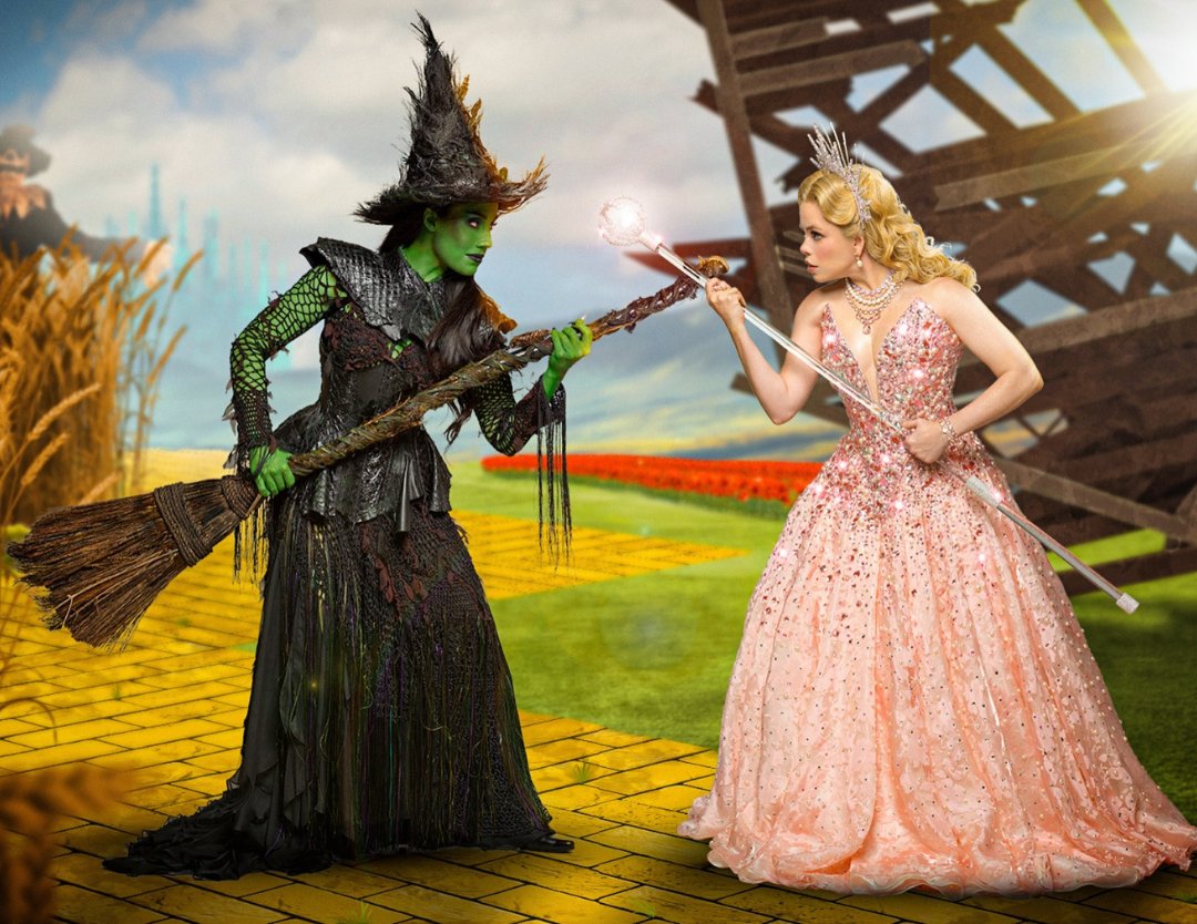 Imagem de Myra Ruiz caracterizada de Elphaba e de Fabi Bang caracterizada de Glinda.